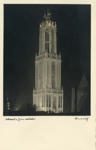 99289 Gezicht op de verlichte Domtoren (Domplein) te Utrecht, bij avond.